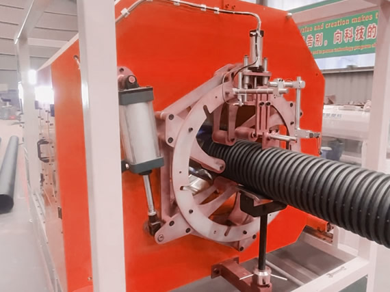 Corrugated pipe extruding machine
